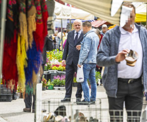Paweł Kowal na targu