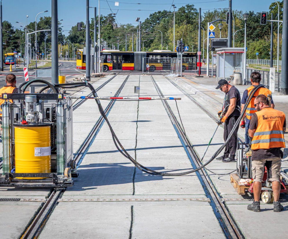Drogowcy pracujący przy torowisku tramwajowym w Warszawie. O finiszu remontów przeczytasz na Eska Warszawa.