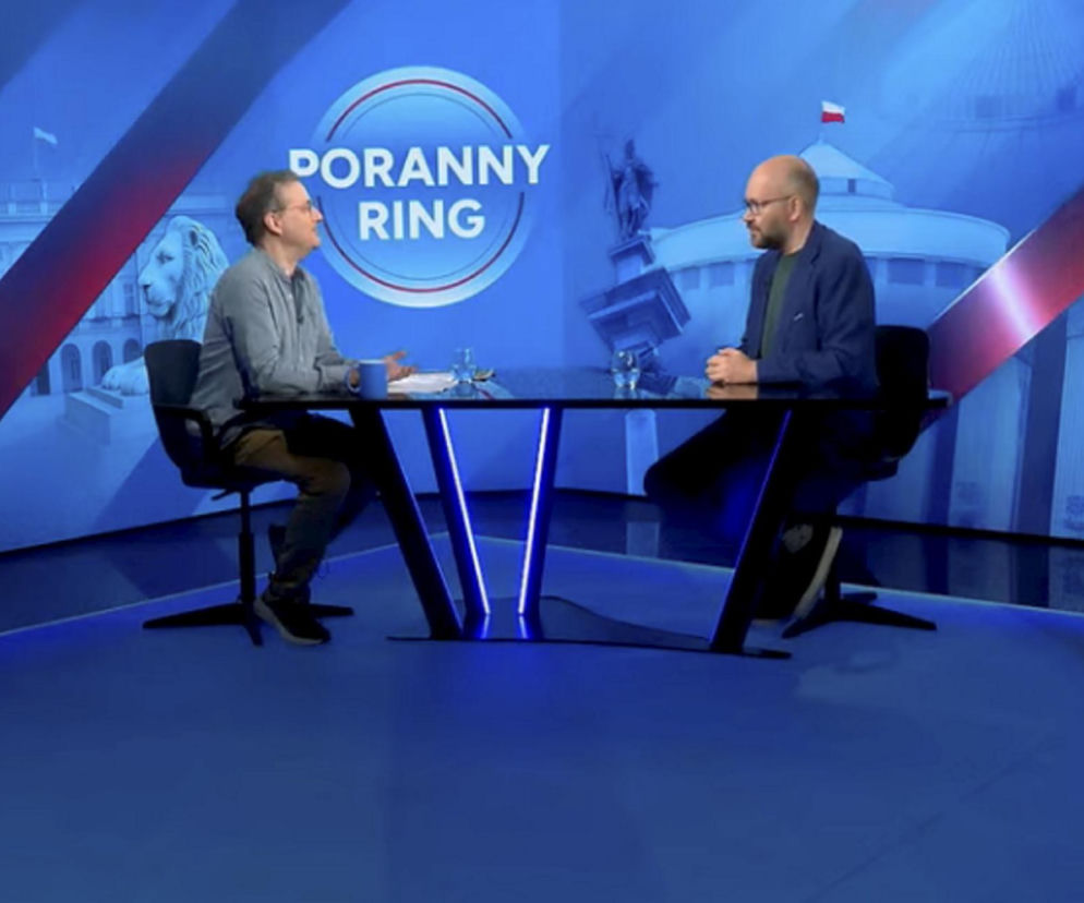 Dwóch mężczyzn rozmawia w studiu programu Poranny Ring. O kulisach afery Szpitala Południowego przeczytasz na SE Polityka.