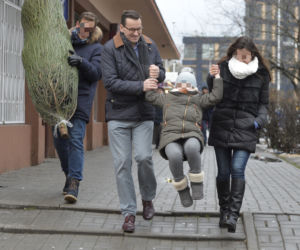 Mateusz Morawiecki. Dzieci pomogły wybrać premierowi choinkę
