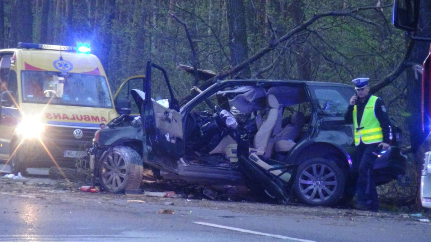 Range Rover roztrzaskał się na drzewie, z auta została miazga. W wypadku zginęła młoda kobieta
