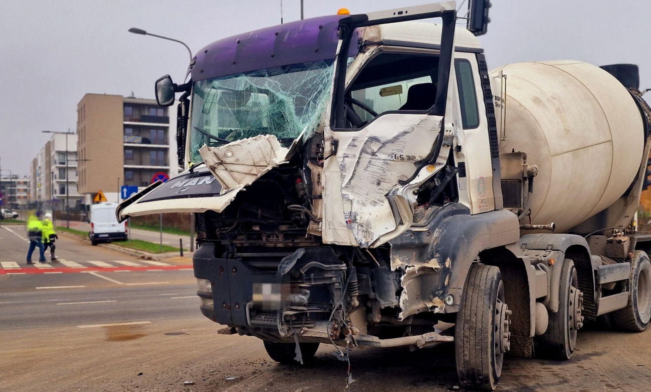 Betoniarka huknęła w autobus miejski. Pasażerka wylądowała w szpitalu