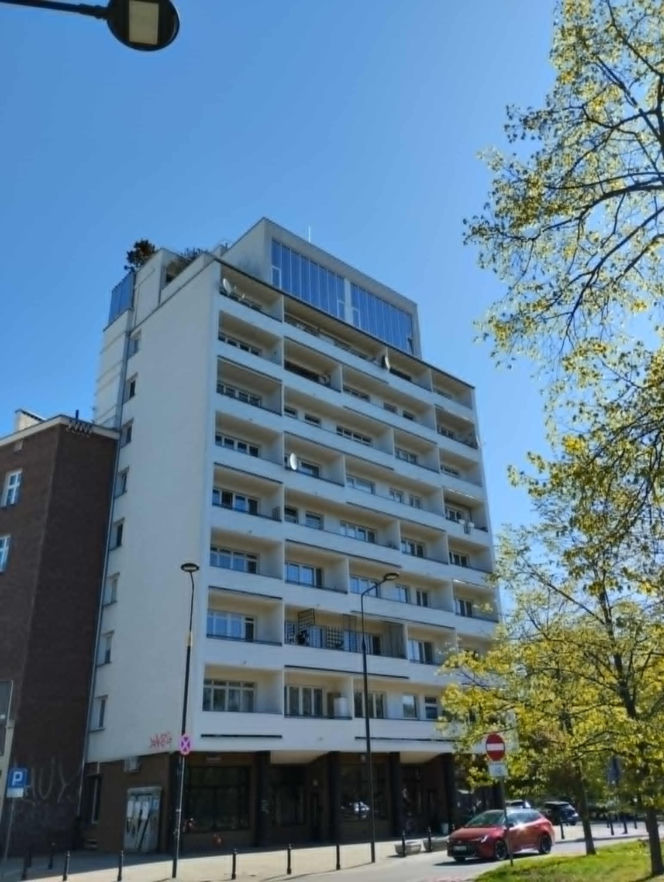 Penthouse'y dobudowane na szczycie bloku z epoki PRL