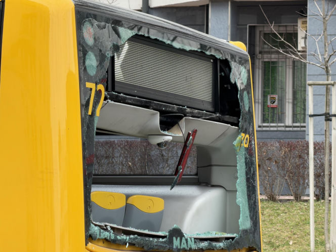 Zderzenie autobusów w Warszawie. Pękły szyby, jedna osoba w szpitalu