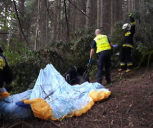 SZOKUJĄCY wypadek w Łososinie Dolnej. Paralotniarz spadł na ziemię z dużej wysokości 