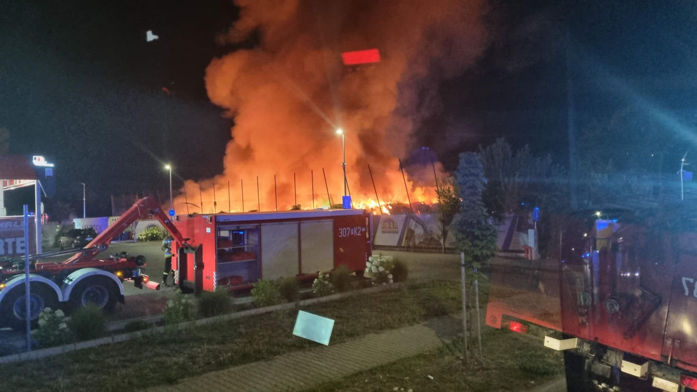 Pożar w zakładzie recyklingu w Rawiczu. Na miejscu ponad 130 strażaków [ZDJĘCIA]