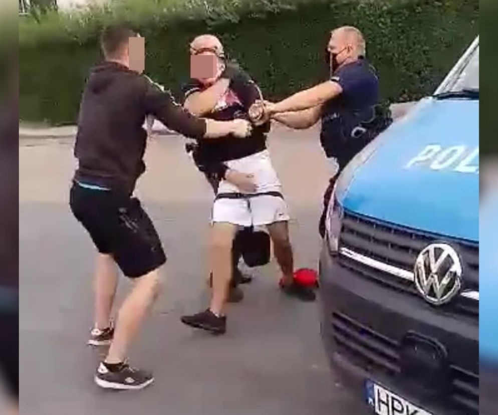 Nastolatkowe z Przemyśla WYKIWALI policjantów. Nagranie trafiło do sieci [WIDEO]