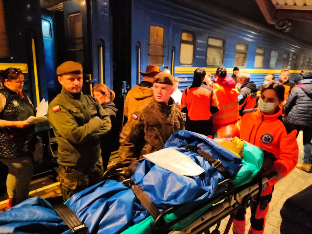 Ratownicy Ewakuowali niepełnosprawne dzieci z ukraińskiego sierocińca