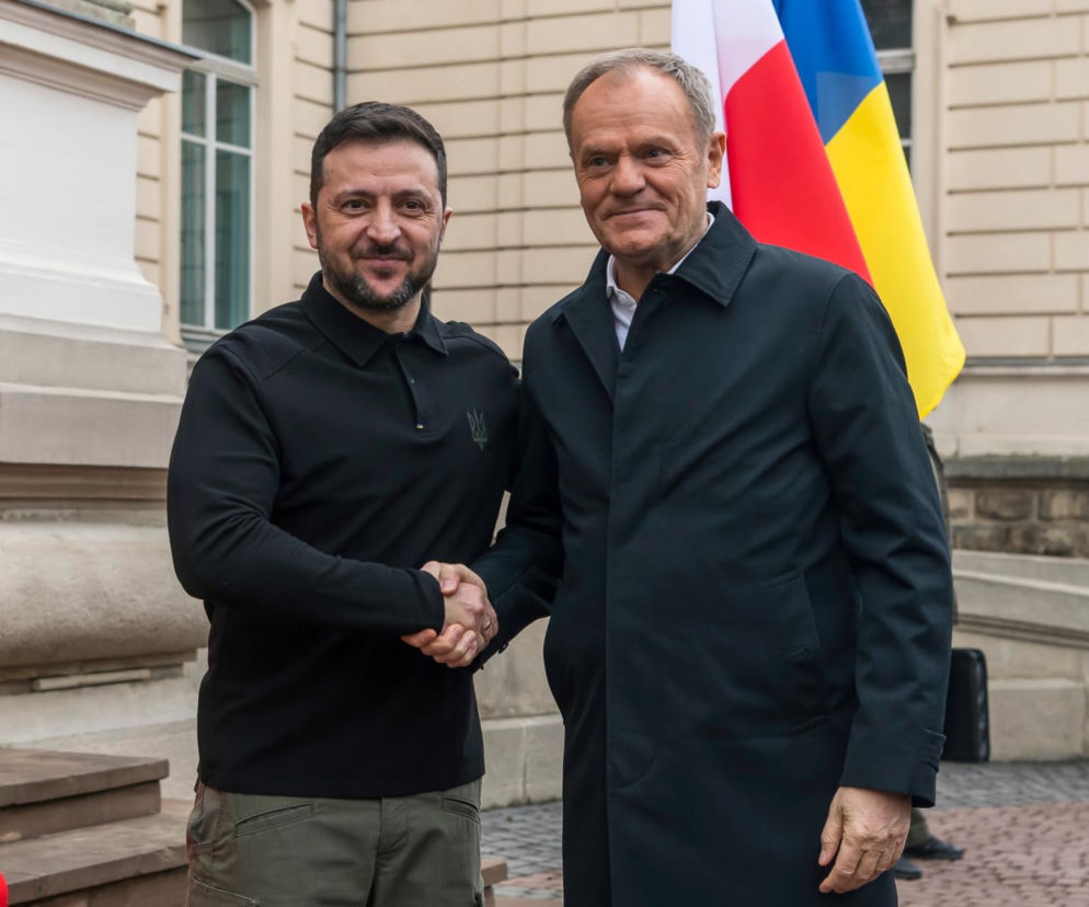Prezydent Wołodymyr Zełenski i premier Donald Tusk podają sobie ręce. O wizycie w Polsce przeczytasz na Eska.