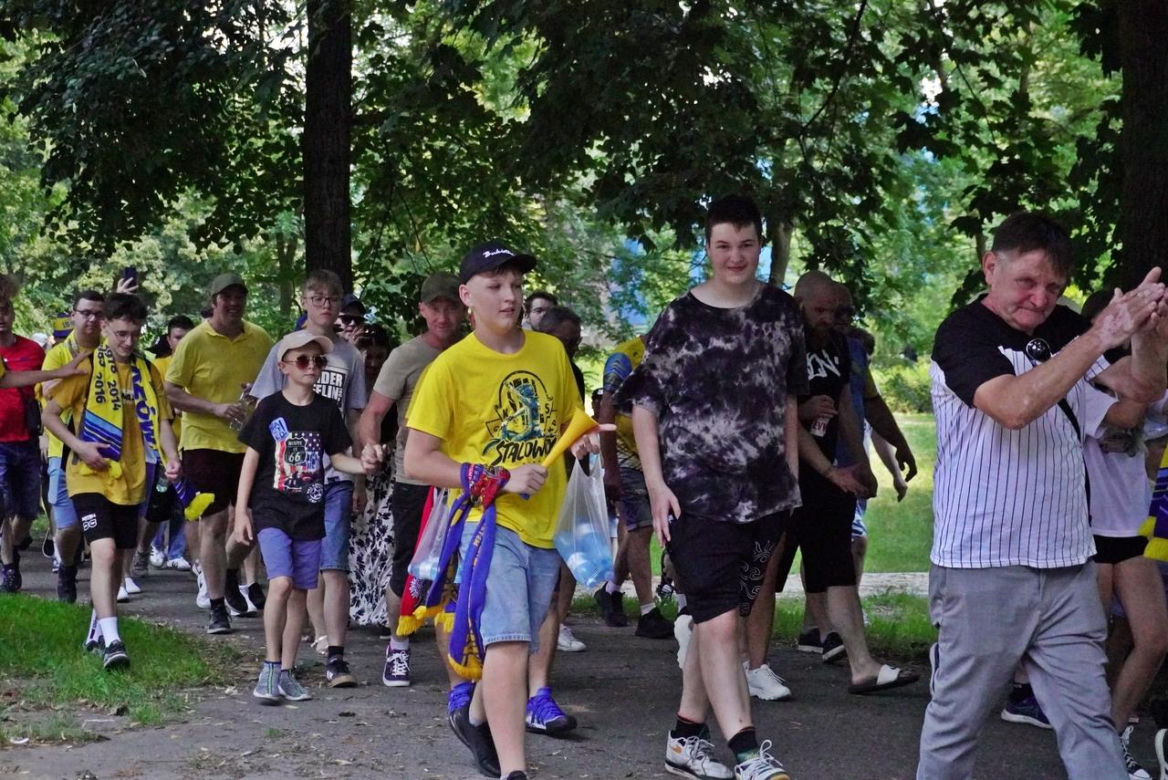 Przemarsz kibiców Stali Gorzów przed meczem z Falubazem Zielona Góra