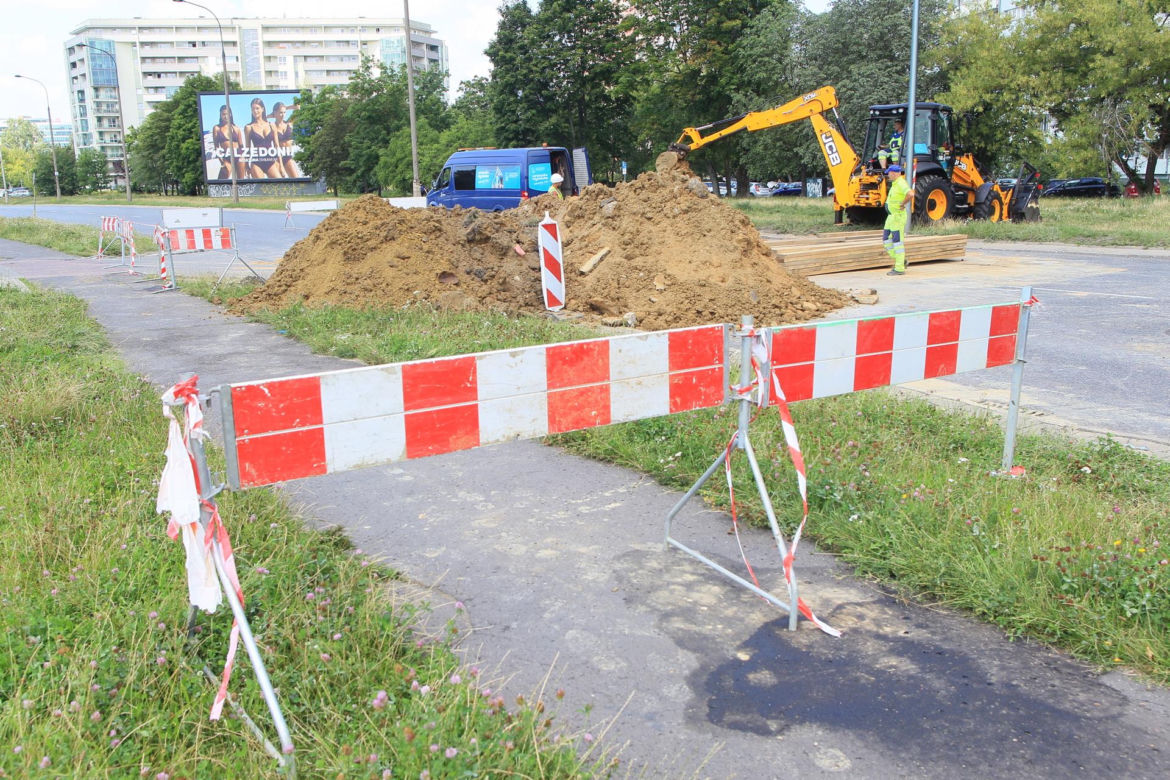 Paraliż w Warszawie. Awaria wodociągowa zarwała jezdnię al. Wilanowskiej