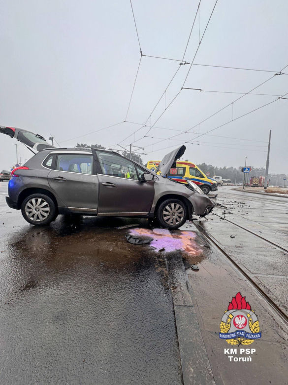 Trzy osoby w szpitalu po zderzeniu dwóch osobówek. Poważny wypadek w Toruniu