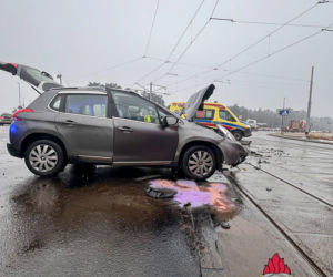 Trzy osoby w szpitalu po zderzeniu dwóch osobówek. Poważny wypadek w Toruniu