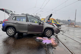 Trzy osoby w szpitalu po zderzeniu dwóch osobówek. Poważny wypadek w Toruniu