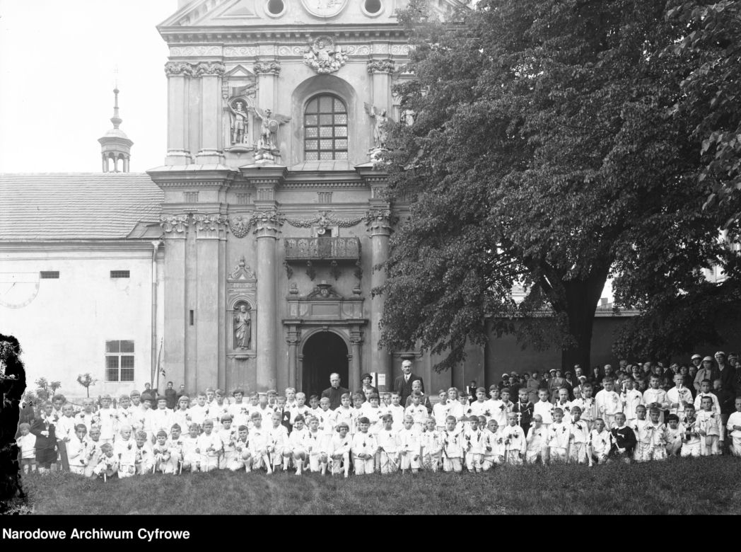 Wianki na głowach i odświętne stroje. Tak kiedyś ubierano dzieci na pierwsze komunie