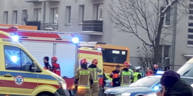 Śmigłowiec ratunkowy na placu Szembeka! Zderzenie samochodów, jeden z nich uderzył w kobietę i dziecko