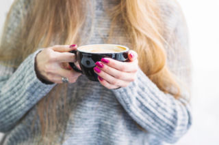 Koniec z neonami na paznokciach. Cappuccino nails to nowy jesienny hit, który lansuje Hailey Bieber