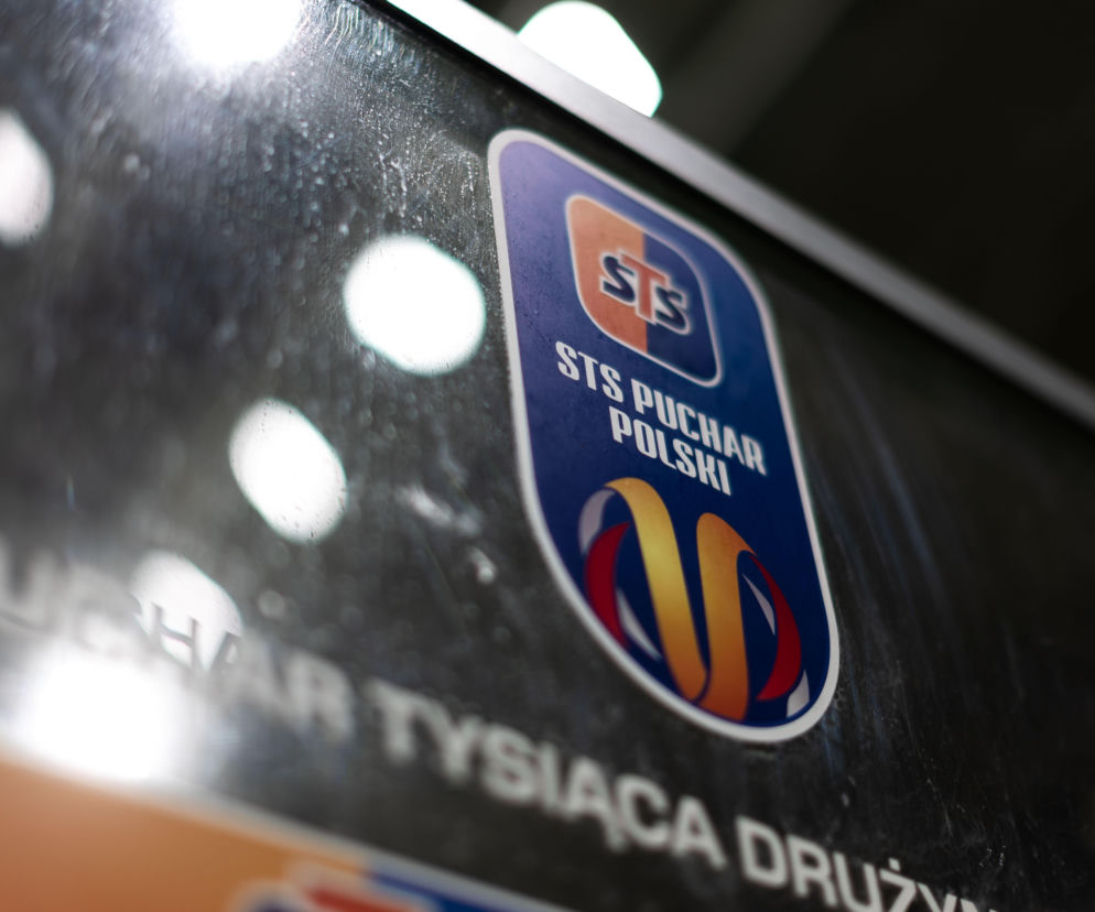 Oficjalne logo STS Puchar Polski na szklanej powierzchni. O losowaniu 1/8 finału przeczytasz na SE Supersport.