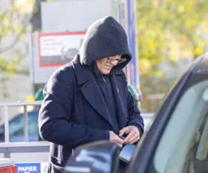 Andrzej Chyra obcine paznokcie na stacji