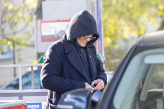 Andrzej Chyra obcine paznokcie na stacji