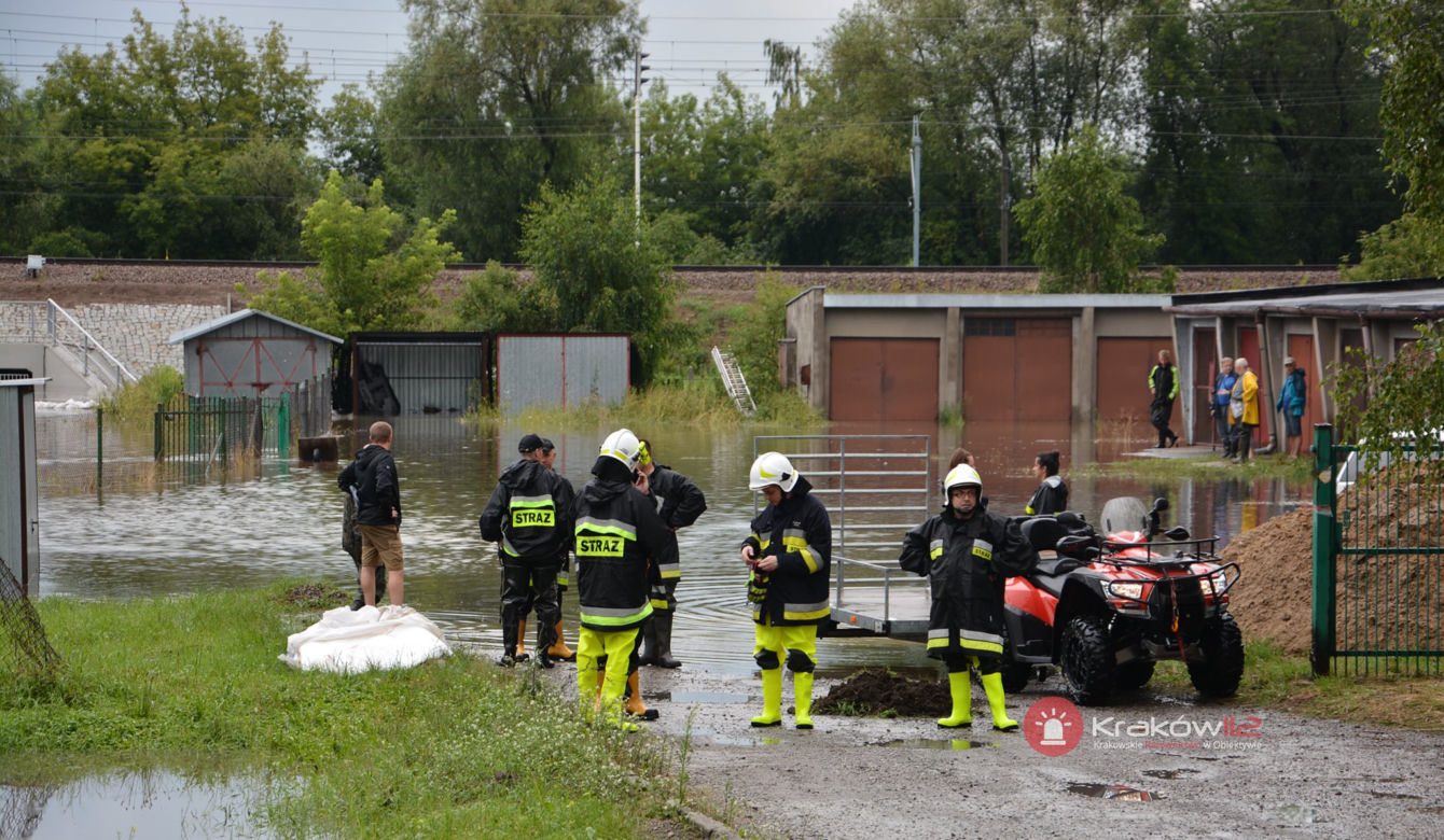 Kraków: rzeka Drwinka wystąpiła z koryta