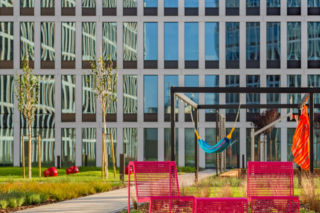 Życie w Architekturze 2025. Projekt terenów zielonych wokół budynków biurowych Face2Face. Małeccy biuro projektowe, Grupa 5 Architekci