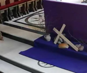 Po kradzieży kościelnej skarbony schował się pod folią na truskawki