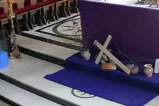 Po kradzieży kościelnej skarbony schował się pod folią na truskawki