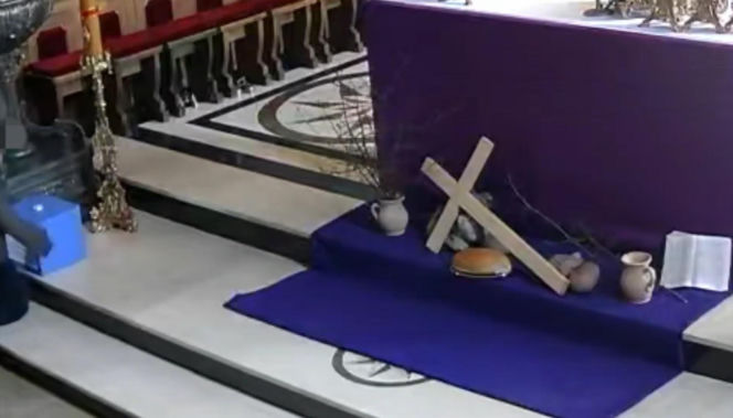 Po kradzieży kościelnej skarbony schował się pod folią na truskawki