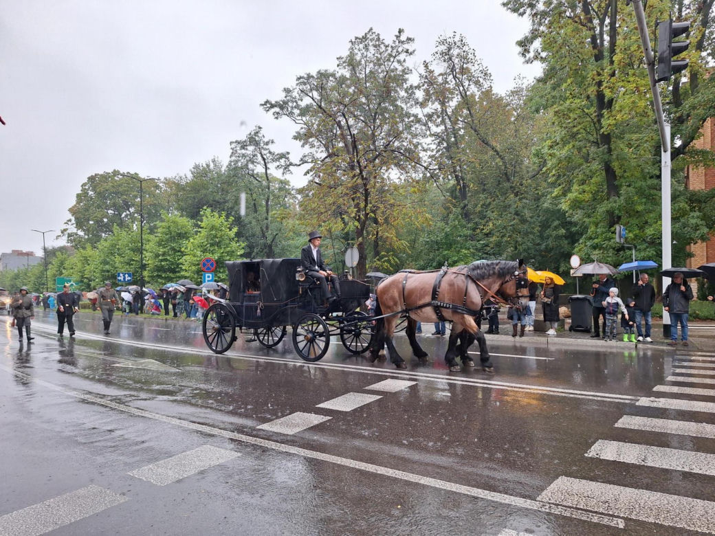 Pochód Gwarkowski 2025 w strugach deszczu
