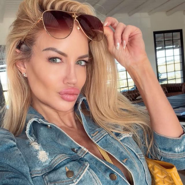 Była pierwszą nieoficjalną Miss Mundialu. Tak wygląda seksowna „matka chrzestna”