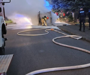 Pożar busa na drodze powiatowej w Żelichowie. Auto spłonęło doszczętnie