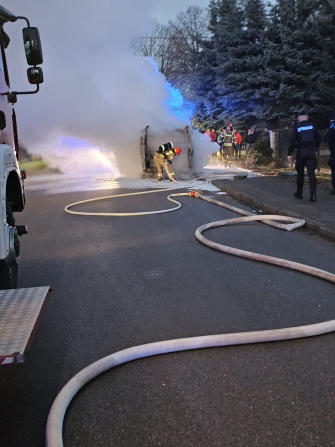 Pożar busa na drodze powiatowej w Żelichowie. Auto spłonęło doszczętnie