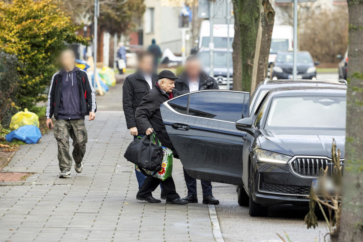Prezes PiS robi pranie na mieście.