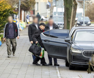 Prezes PiS robi pranie na mieście.