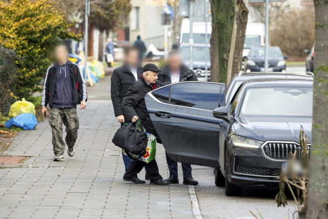 Prezes PiS robi pranie na mieście.