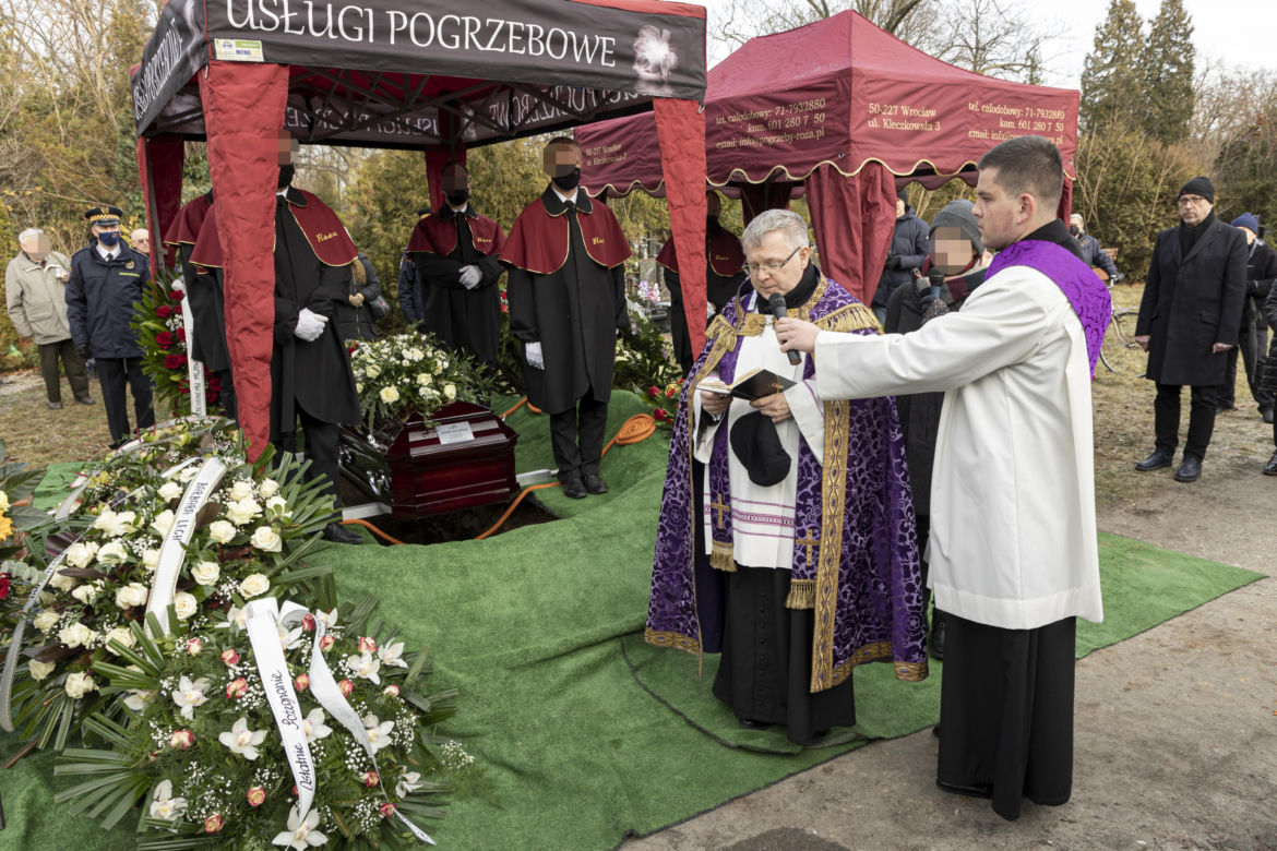 Pogrzeb Antoniego Gucwińskiego, złożenie trumny do grobu.