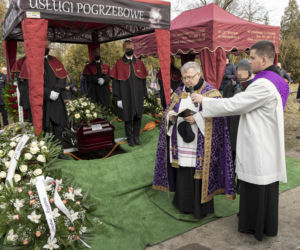 Pogrzeb Antoniego Gucwińskiego, złożenie trumny do grobu.