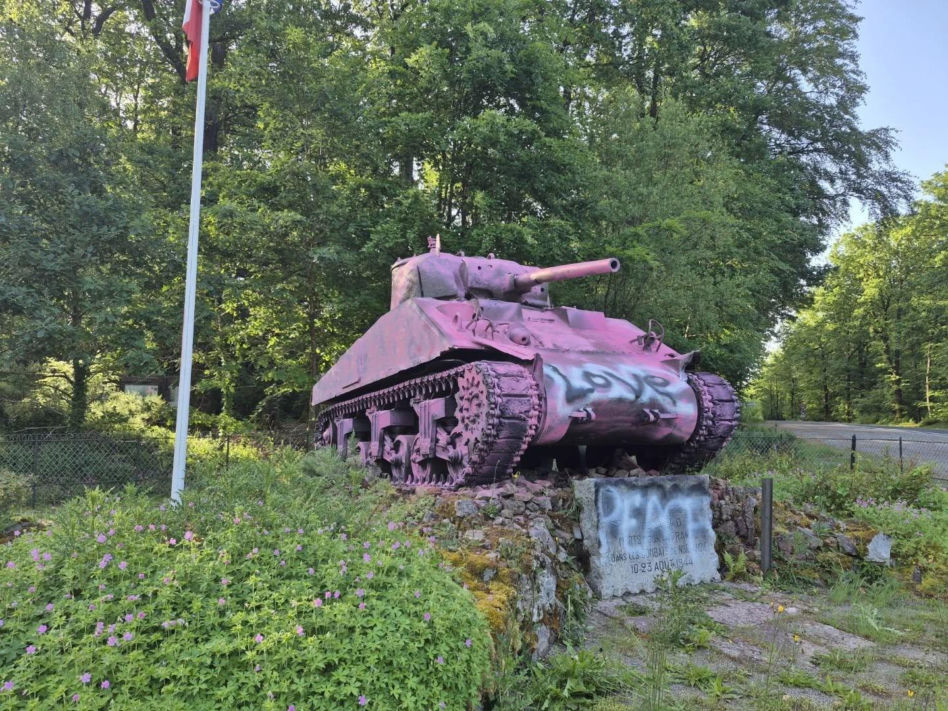 Czołg Sherman "Valois" zdewastowany. Historyczny symbol walki o wolność Francji pomalowano na różowo