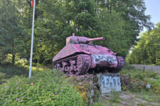 Czołg Sherman Valois zdewastowany. Historyczny symbol walki o wolność Francji pomalowany na różowo