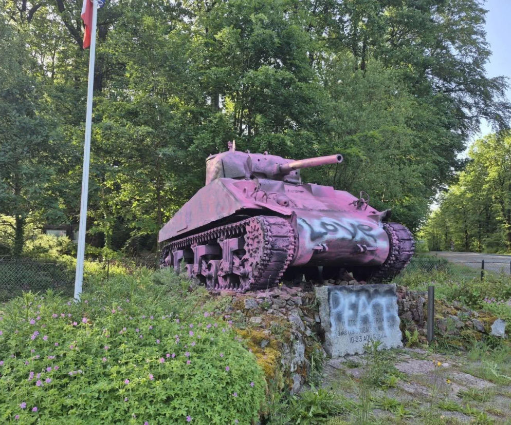 Czołg Sherman Valois zdewastowany. Historyczny symbol walki o wolność Francji pomalowano na różowo