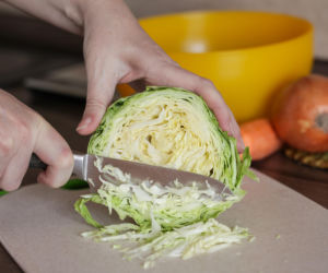 Smakuje jak z baru mlecznego. Ta surówka z młodej kapusty ma jeden sekret