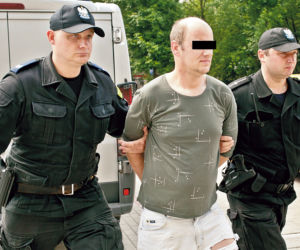 Był tak pijany że nie wiedział że wyrzuca synka z balkonu