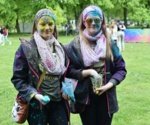 Lublin „wybuchł” kolorami. Holi Festival nad Zalewem Zemborzyckim