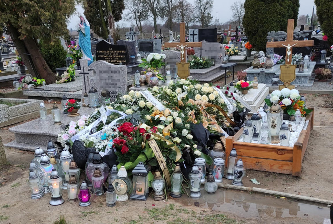  Cała wieś pożegnała zamordowanego Mateusza (†23 l.) i kolorowymi kwiatami zasypała jego grób