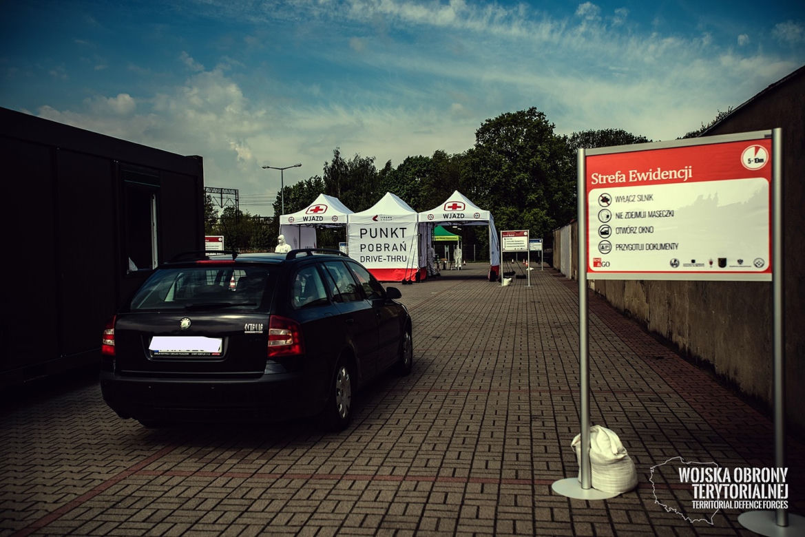 Badania na koronawirusa w Kaliszu. Jak i gdzie się zapisać? [DRIVE-THRU]