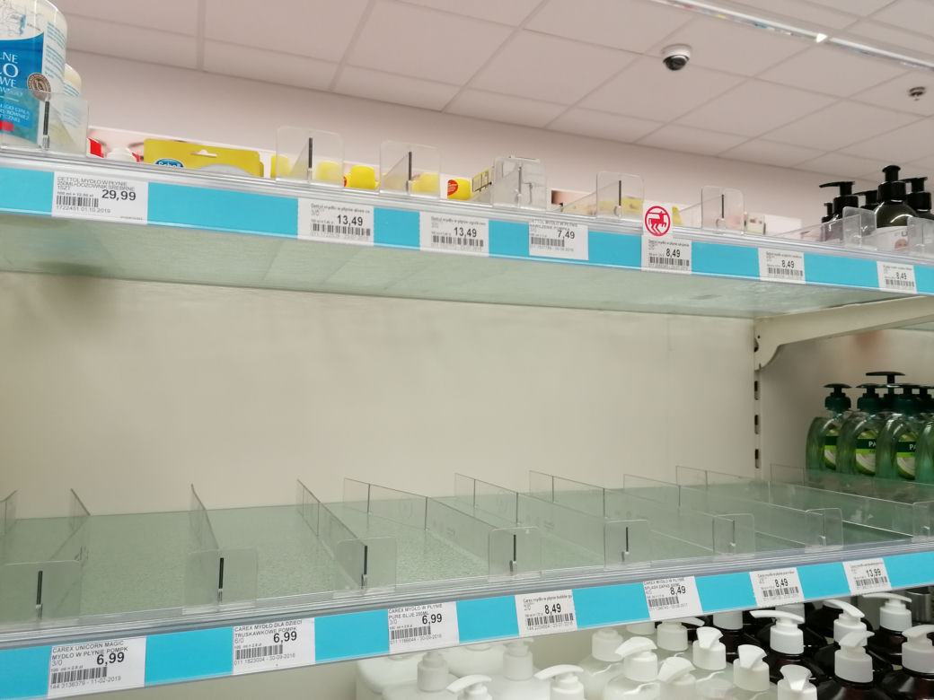 Mieszkańcy wpadli w panikę. Puste półki w sklepach
