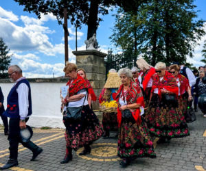 Dożynki 2026. Niezwykły korowód i wieńce pełne symboli. Powiat starachowicki podziękował za plony