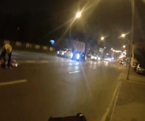 Radom. 26-latka uzbrojona w nóż. Dramatyczna interwencja policji na środku ulicy. Jest nagranie