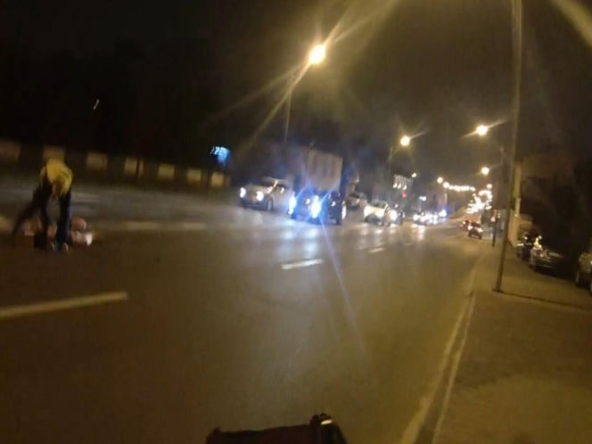 Radom. 26-latka uzbrojona w nóż. Dramatyczna interwencja policji na środku ulicy. Jest nagranie